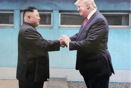 
				Trump revela que mantém contato com Kim Jong-un
			
			