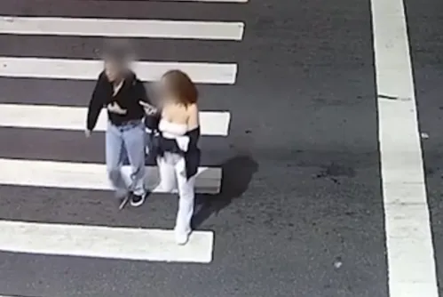 
				VÍDEO: Duas jovens de 18 anos morrem após serem atropeladas na faixa de pedestres
			
			