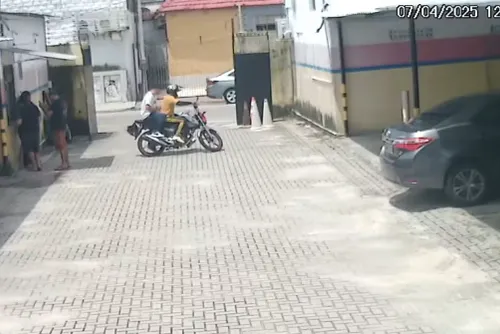 
				VÍDEO: Mulher é assaltada após sair de banco com R$ 30 mil em joias e ouro
			
			