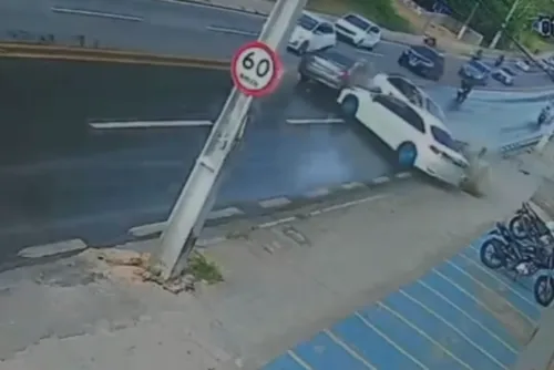 
				VÍDEO: pista molhada teria causado acidente com 5 veículos na Leste-Oeste
			
			