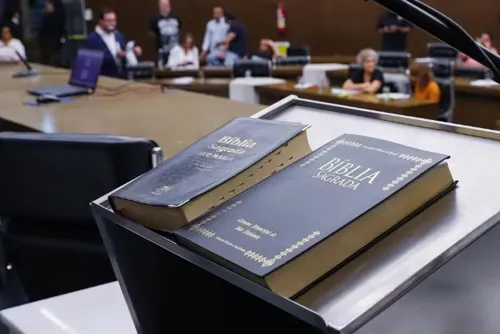 
				Vereadores de BH aprovam uso da Bíblia em escolas como 'material complementar'
			
			