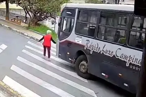 
				Vídeo: Idosa tem pernas amputadas após ser atropelada por ônibus
			
			