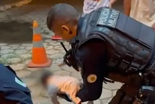 
				Vídeo: PMs salvam recém-nascida que se engasgou com leite materno
			
			