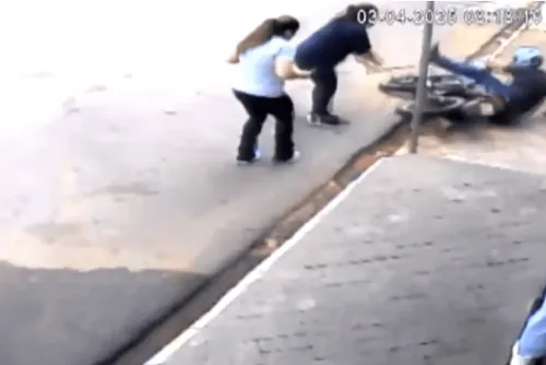 
				Vídeo: homem tenta roubar farmácia e termina agredido por funcionárias
			
			