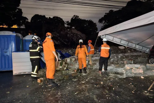 
				Vídeo: veja momento em que galpão desaba no Jaraguá e deixa quatro pessoas feridas
			
			