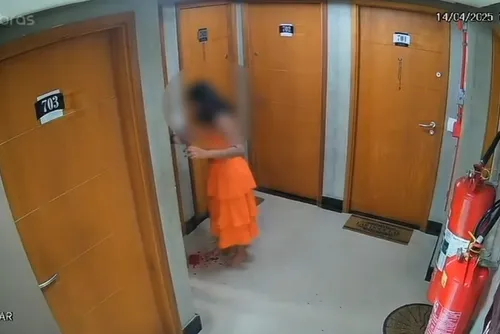 
				Vídeo: veja momento em que mulher sai de apartamento de advogado ensanguentada na Jatiúca
			
			
