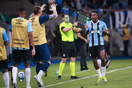 
				Volpi brilha, e Grêmio estreia no Brasileirão com vitória sobre o Atlético-MG
			
			