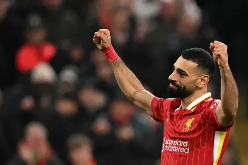 
				Web enlouquece após renovação de Salah com o Liverpool: ‘O Rei fica’
			
			
