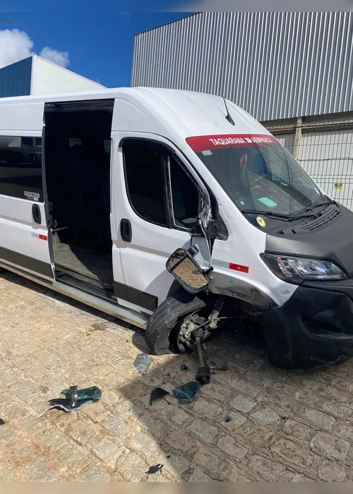 
			
				Acidente entre van complementar e carro deixa feridos na AL-110, em Arapiraca
			
			