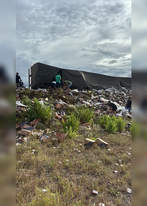 
			
				Carreta tomba em rodovia e tem carga saqueada em Porto Real do Colégio
			
			