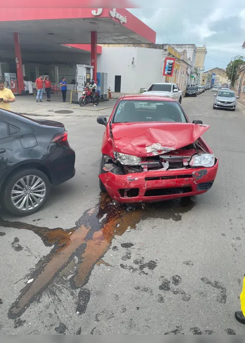 
			
				Carro bate em poste após acidente com outro veículo em Jaraguá
			
			
