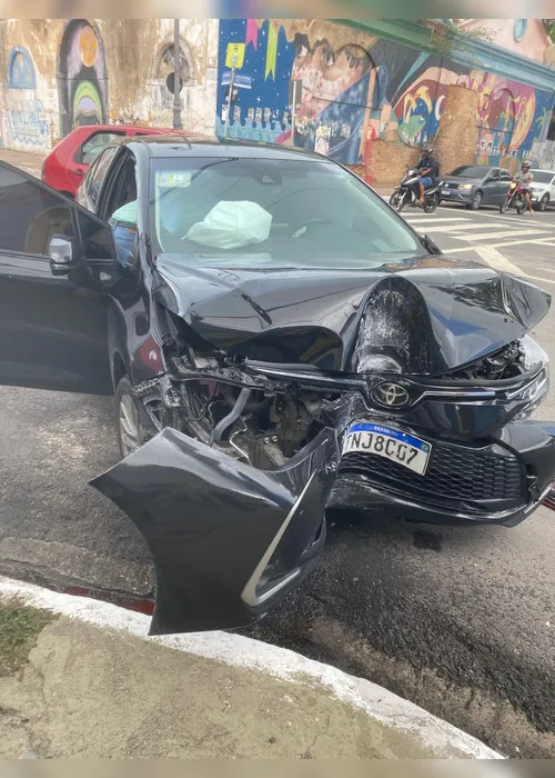 
			
				Carro bate em poste após acidente com outro veículo em Jaraguá
			
			