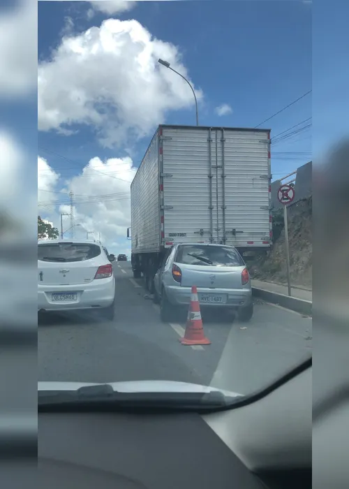 
			
				Carro bate na traseira de caminhão no Feitosa e deixa trânsito lento na Leste-Oeste
			
			