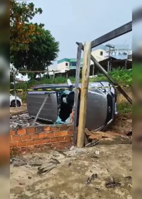 
			
				Carro capota com duas mulheres e bebê recém-nascida em Jacarecica
			
			
