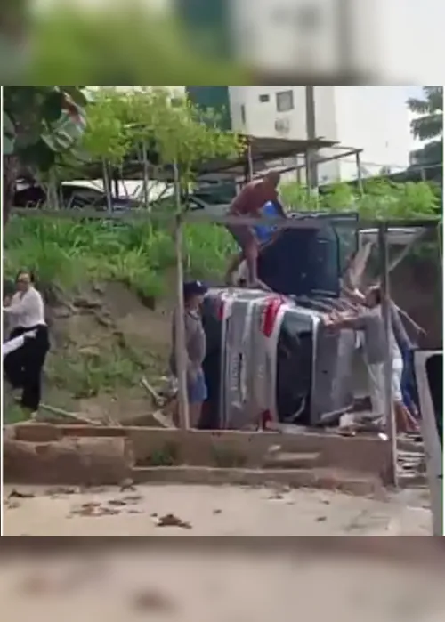 
			
				Carro capota com duas mulheres e bebê recém-nascida em Jacarecica
			
			