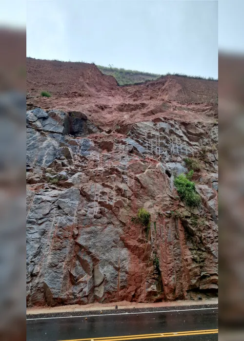 
			
				Chuvas causam deslizamento de pedras na BR-416; trecho está em alerta
			
			