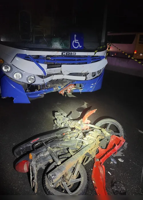 
			
				Colisão frontal entre motocicleta e ônibus de estudantes mata condutor na AL-115
			
			