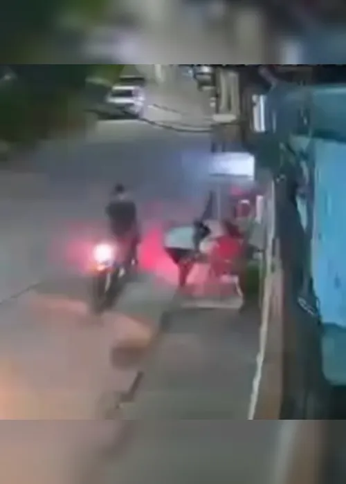 
			
				Criminoso que arrancou celular de mulher à porta de casa em Penedo é identificado e confessa crime
			
			