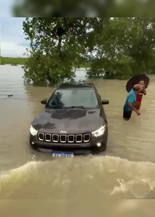 
			
				Estrada vira rio: veja imagens impressionantes da força da chuva no Pilar
			
			
