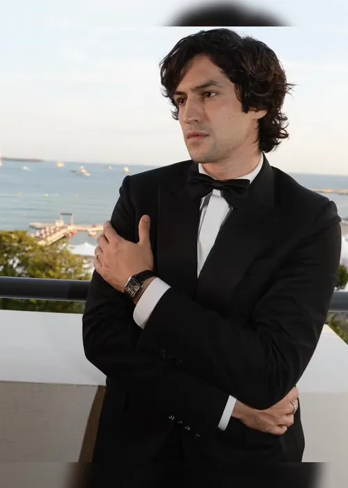 
			
				Gabriel Leone posa com acessórios de luxo avaliados em mais de R$ 150 mil
			
			