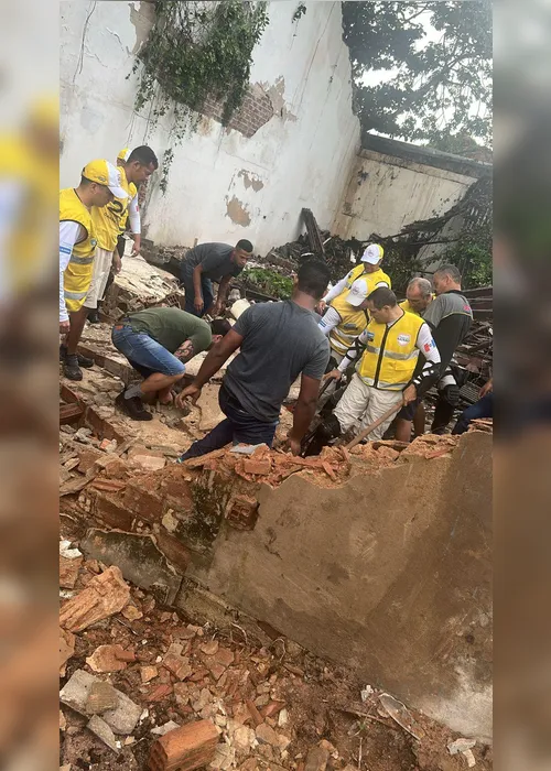 
			
				Quatro pessoas ficam feridas após galpão desabar no Jaraguá
			
			