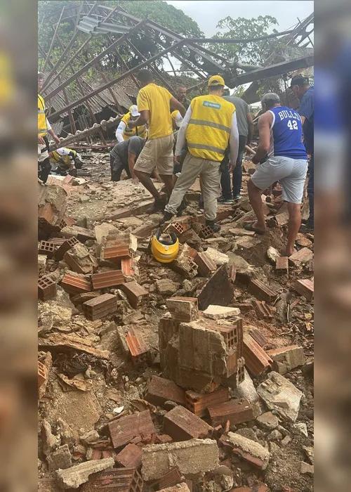 
			
				Quatro pessoas ficam feridas após galpão desabar no Jaraguá
			
			
