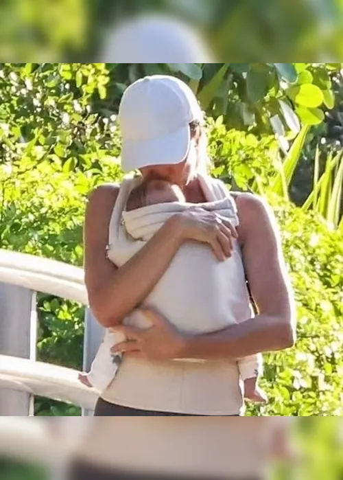 
			
				Gisele Bündchen dá beijinho no caçula em passeio com o namorado
			
			