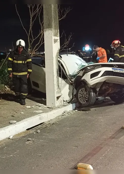 
			
				Milagre? Vídeo mostra condutor saindo ileso de carro completamente destruído após acidente no Benedito Bentes
			
			