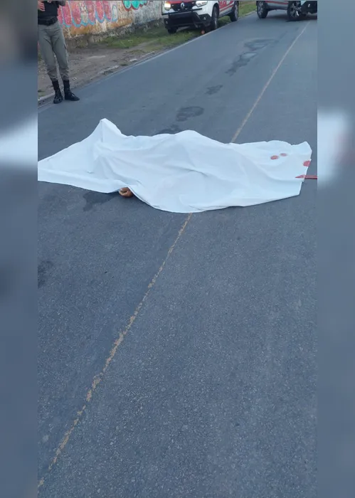
			
				Troca de tiros, suspeito ferido e fuga em van: vídeo mostra morte de sargento da PM no Tabuleiro
			
			