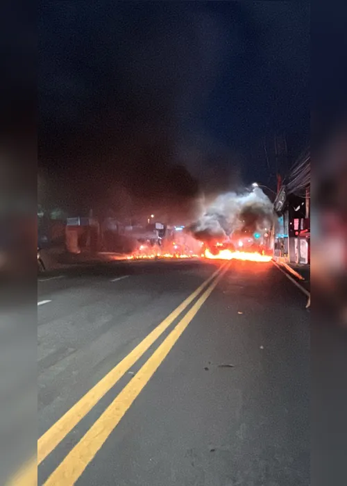 
			
				Moradores bloqueiam Avenida Comendador Gustavo Paiva para reclamar de falta de água
			
			