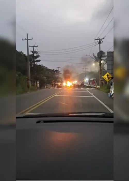 
			
				Moradores bloqueiam trechos da AL-101 Norte e trânsito fica parado na localidade
			
			