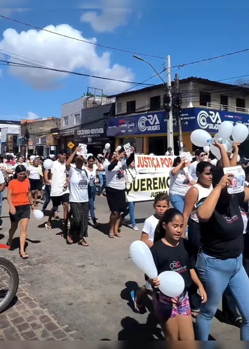 
			
				Moradores de Palmeira dos Índios vão às ruas pedir justiça por adolescente morto em abordagem policial
			
			