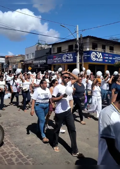 
			
				Moradores de Palmeira dos Índios vão às ruas pedir justiça por adolescente morto em abordagem policial
			
			