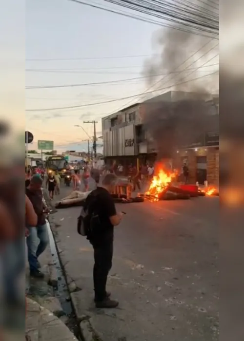 
			
				Moradores do Jacintinho bloqueiam rua em protesto por falta de água
			
			