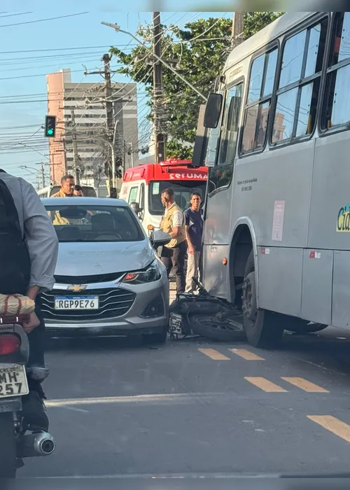 
			
				Motociclista fica imprensado entre carro e ônibus após colisão na Av. Gustavo Paiva
			
			