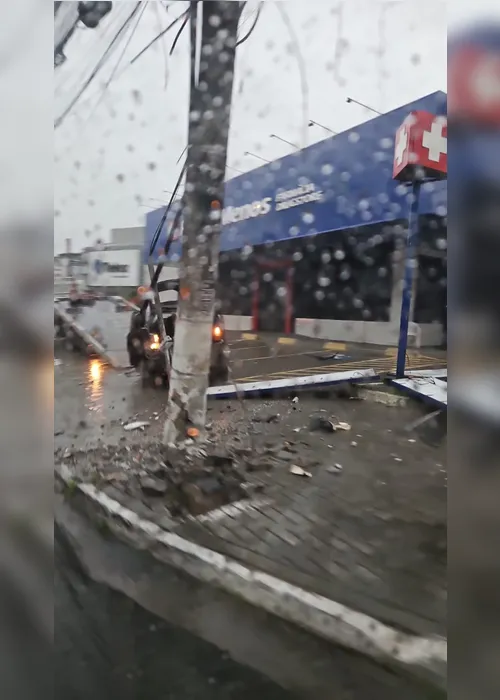 
			
				Motorista perde controle e derruba poste em cruzamento na Fernandes Lima
			
			