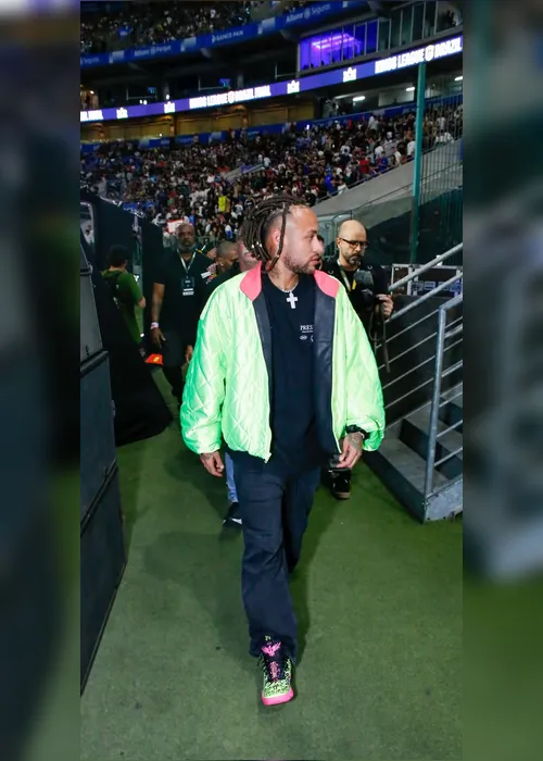 
			
				Neymar surpreende com novo visual ao aparecer de tranças
			
			