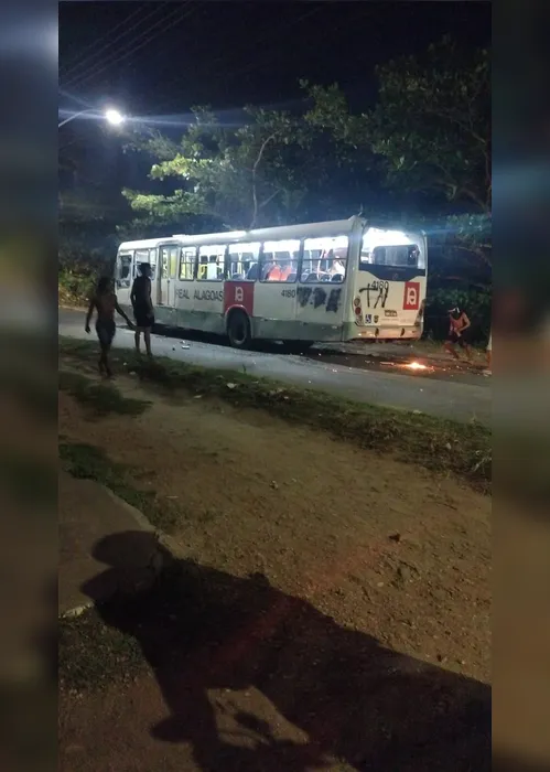 
				Incêndio a ônibus foi retaliação pela morte de líder de grupo encapuzado em confronto com a polícia, diz SSP
			
			
