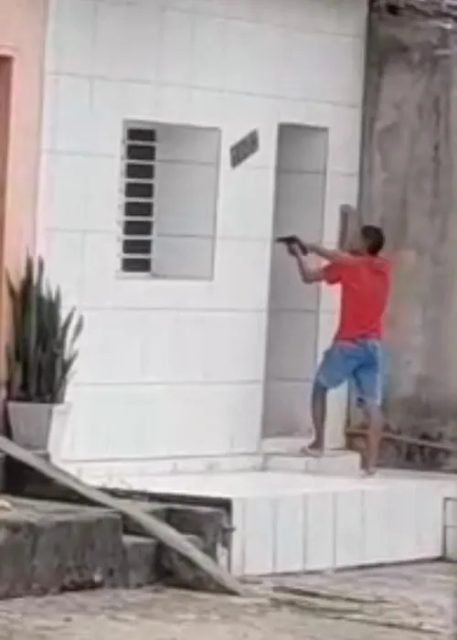 
			
				Polícia investiga tentativa de homicídio em Rio Largo; vídeo mostra ação do suspeito
			
			