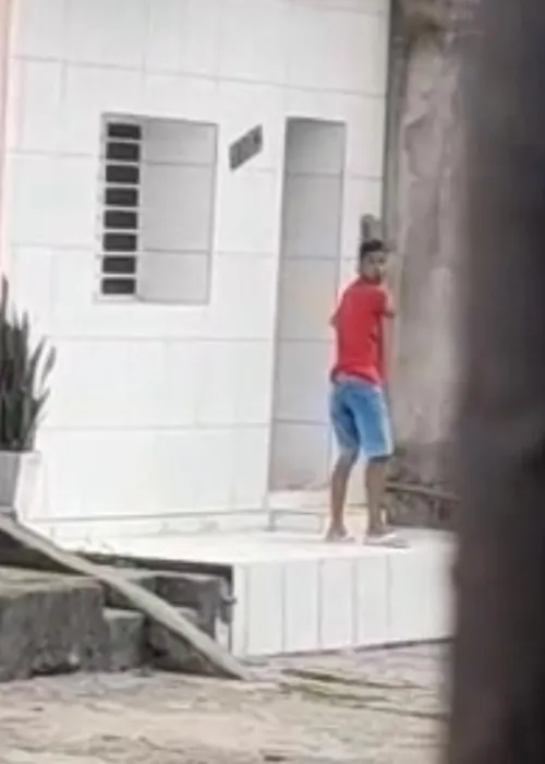 
			
				Polícia investiga possível tentativa de homicídio em Rio Largo; vídeo mostra ação do suspeito
			
			