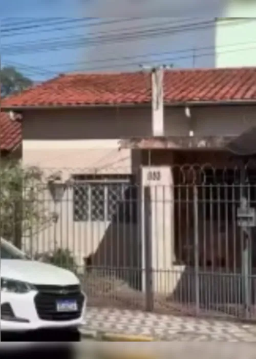 
			
				Telhado de casa em chamas desmorona e mata homem carbonizado
			
			