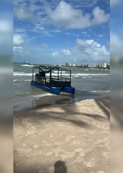
			
				Três embarcações afundam na orla de Ponta Verde após fortes chuvas e ventos
			
			