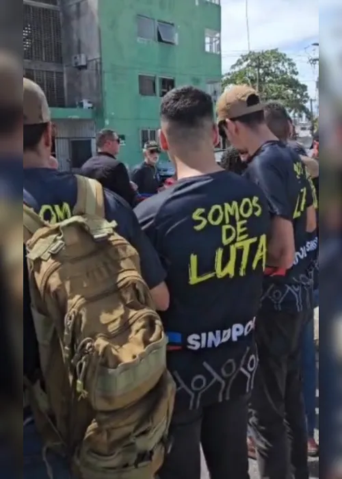 
			
				Vídeos: associações repudiam barricada humana de policiais na entrada da PGE-AL
			
			