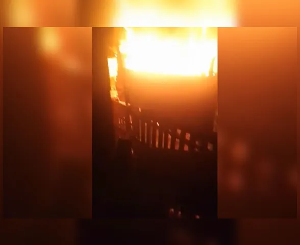 Agressor descumpre medida protetiva e ateia fogo à casa da companheira