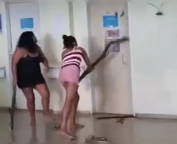 Após falta de atendimento, mulheres promovem quebra-quebra em hospital