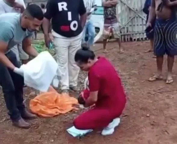 Avó é presa por abandono de bebê encontrado com pé e orelha amputados