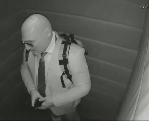 Bandido usou máscara realista para furtar condomínio