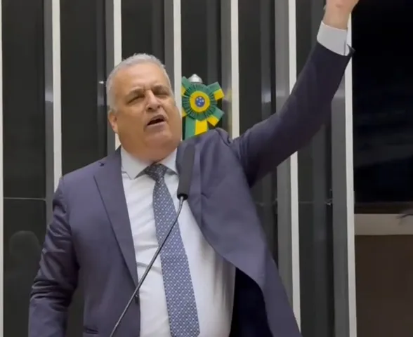 Câmara aprova parecer de Alfredo Gaspar e suspende ação penal contra deputado Ramagem