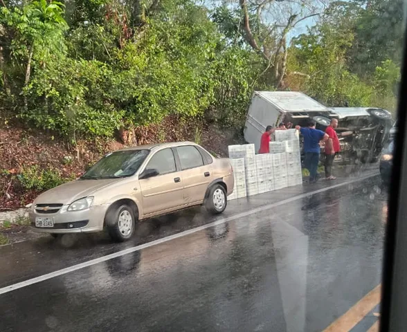 Caminhão carregado de queijo tomba na BR-316 em Satuba