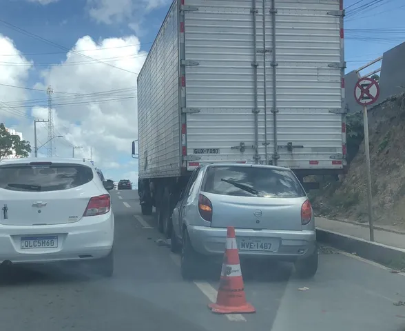 Carro bate na traseira de caminhão no Feitosa e deixa trânsito lento na Leste-Oeste